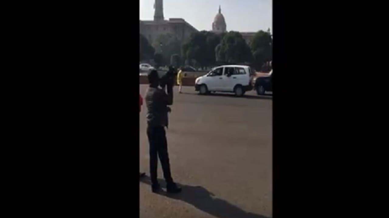 ರಾಜನಾಥ್ ಕಾರು ತಡೆದ ಮೋದಿ ಅಭಿಮಾನಿ ಮಾಡಿದ್ದೇನು ನೋಡಿ!