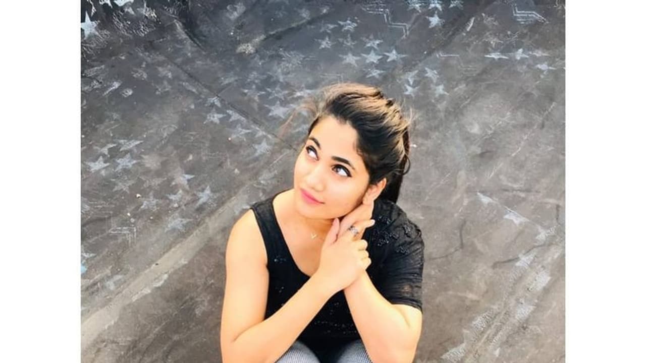 கவினை காயப்படுத்தாதீங்க... ஆண் நண்பருடன் போட்டோ வெளியிட்ட லாஸ்லியா... கதறி துடிக்கும் கவின் ஆர்மி...! கவினை காயப்படுத்தாதீங்க... ஆண் நண்பருடன் போட்டோ வெளியிட்ட லாஸ்லியா... கதறி துடிக்கும் கவின் ஆர்மி...!