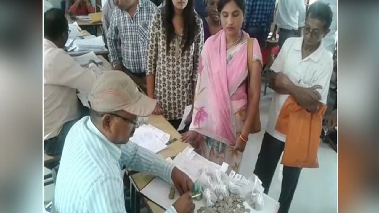 यह हैं चिल्लरवाली मेम, मोहल्लेवालों ने 2 से 10 रुपए का चंदा देकर कहा, जी ले अपनी जिंदगी