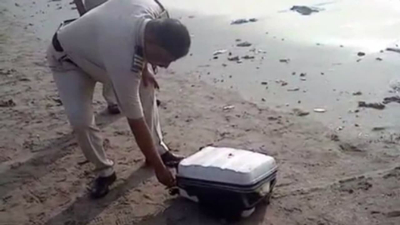 সমুদ্রে ভাসছে রহস্যময় কালো স্যুটকেস, খুলতেই মিলল কাটা হাত পা গোপনাঙ্গ, দেখুন সমুদ্রে ভাসছে রহস্যময় কালো স্যুটকেস, খুলতেই মিলল কাটা হাত পা গোপনাঙ্গ, দেখুন