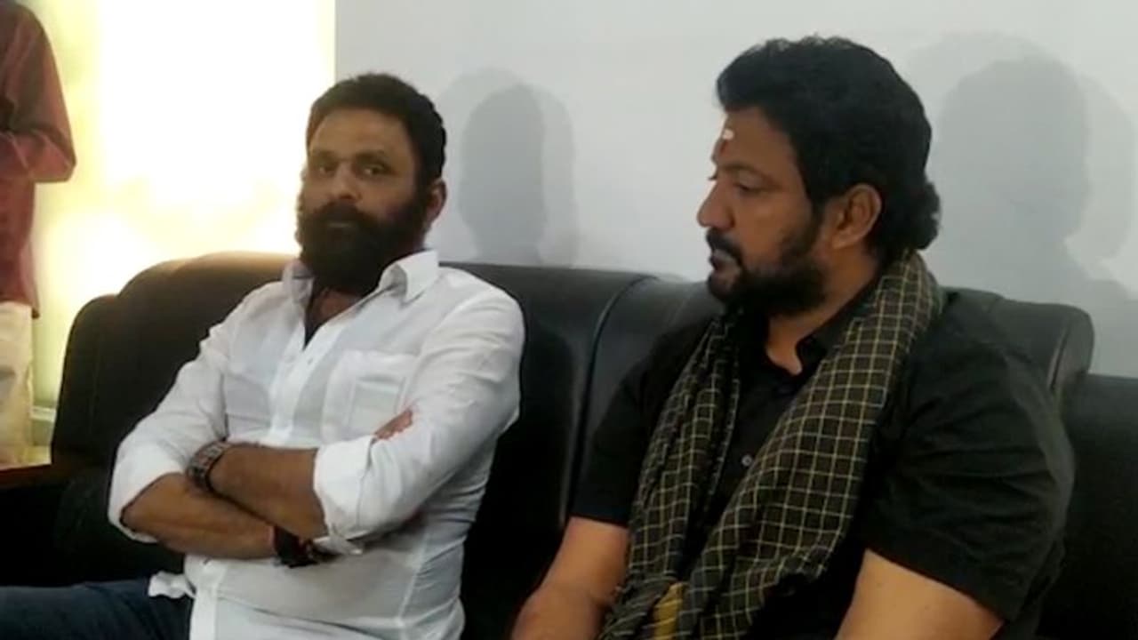 కొడాలి నాని, వంశీలను లేపేస్తే.. రూ.50 లక్షల రివార్డ్ : టీఆర్ఎస్ నేత సంచలన వ్యాఖ్యలు కొడాలి నాని, వంశీలను లేపేస్తే.. రూ.50 లక్షల రివార్డ్ : టీఆర్ఎస్ నేత సంచలన వ్యాఖ్యలు