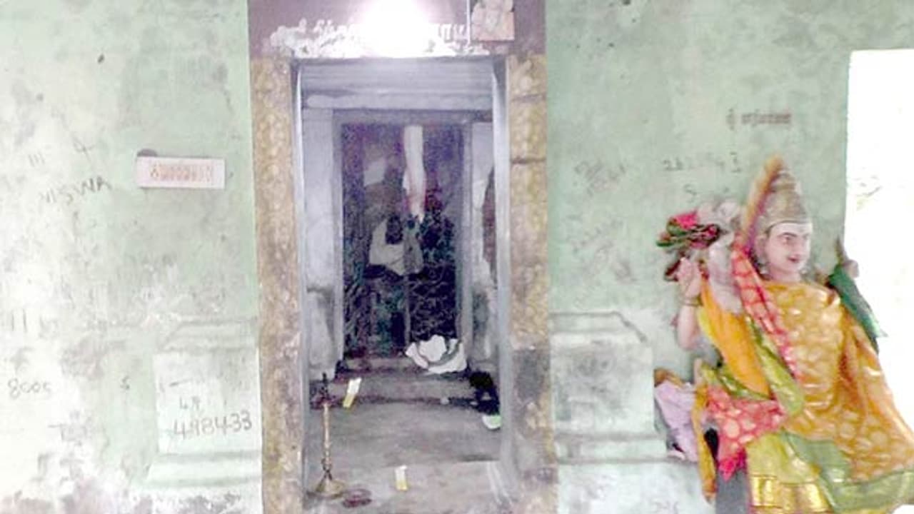 திருவாரூரில் திருடு போன பழங்கால ஐம்பொன் சிலை..! பக்தர்கள் பதற்றம்..! திருவாரூரில் திருடு போன பழங்கால ஐம்பொன் சிலை..! பக்தர்கள் பதற்றம்..!