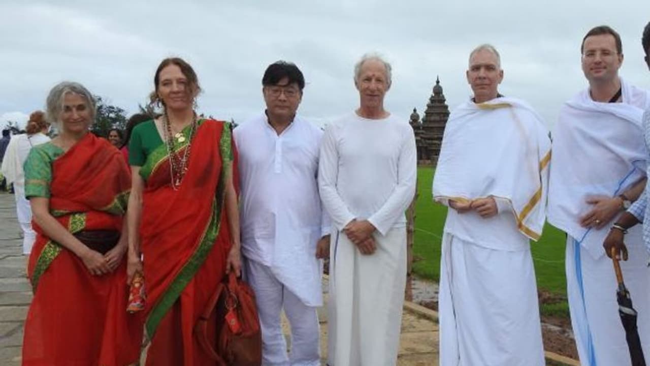 உண்மையான கெத்து , கம்பீரம் தமிழ்நாட்டுலதான் இருக்குது..!! வேட்டி சட்டைக்கு மாறிய வெளிநாட்டு பயணிகள்..!! உண்மையான கெத்து , கம்பீரம் தமிழ்நாட்டுலதான் இருக்குது..!! வேட்டி சட்டைக்கு மாறிய வெளிநாட்டு பயணிகள்..!!