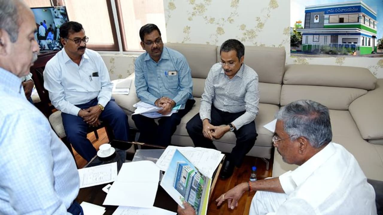 ఆ నిధులతో గ్రామ సచివాలయ నిర్మాణాల...డిజైన్లను పరిశీలించిన మంత్రి పెద్దిరెడ్డి ఆ నిధులతో గ్రామ సచివాలయ నిర్మాణాల...డిజైన్లను పరిశీలించిన మంత్రి పెద్దిరెడ్డి