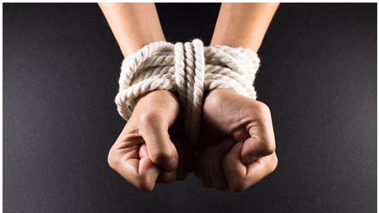 വിവാഹേതര ബന്ധം കണ്ടുപിടിച്ചതിന് അച്ഛന് മകളെ കെട്ടിയിട്ട് ദിവസങ്ങളോളം പീഡിപ്പിച്ചു വിവാഹേതര ബന്ധം കണ്ടുപിടിച്ചതിന് അച്ഛന് മകളെ കെട്ടിയിട്ട് ദിവസങ്ങളോളം പീഡിപ്പിച്ചു