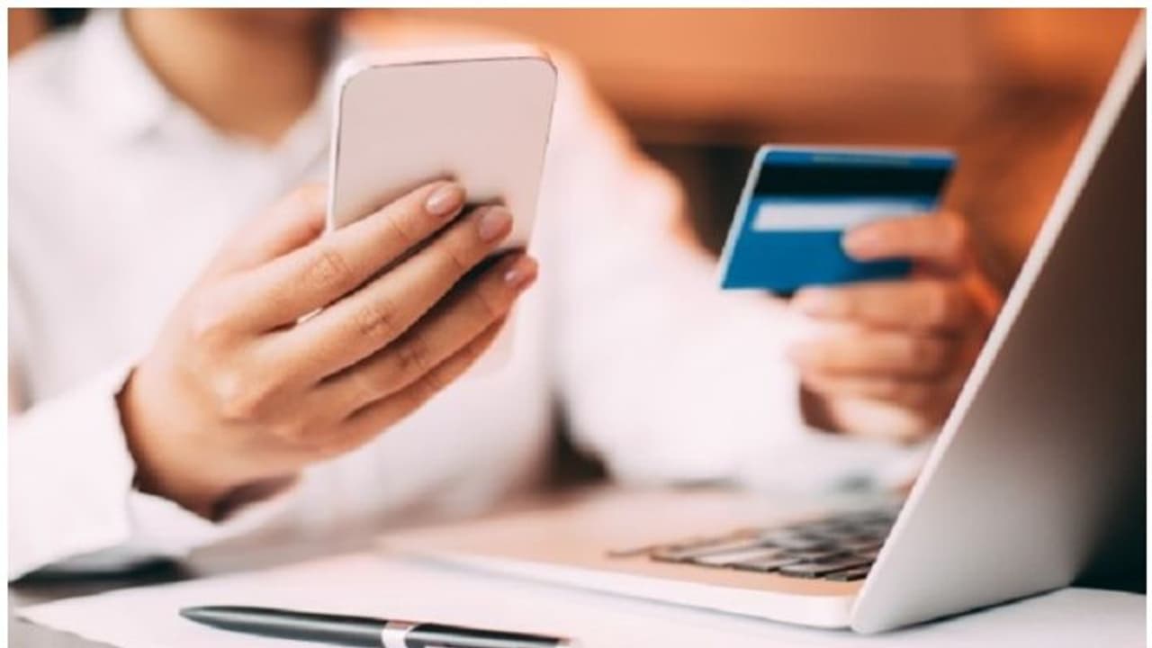 ബാങ്ക് ഉദ്യോഗസ്ഥന് ചമഞ്ഞ് തട്ടിപ്പ്; ക്രെഡിറ്റ് കാര്ഡ് പുതുക്കാന് ശ്രമിച്ച അഭിഭാഷകന് ഒരു ലക്ഷം രൂപ നഷ്ടമായി ബാങ്ക് ഉദ്യോഗസ്ഥന് ചമഞ്ഞ് തട്ടിപ്പ്; ക്രെഡിറ്റ് കാര്ഡ് പുതുക്കാന് ശ്രമിച്ച അഭിഭാഷകന് ഒരു ലക്ഷം രൂപ നഷ്ടമായി