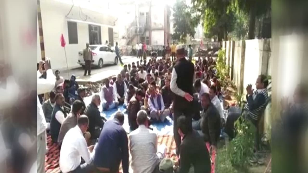 5 मिनट बिजली नहीं आई तो गुस्से में डीएम ने जेई को करा दिया अरेस्ट, अब 77 जेई ने दिया इस्तीफा 5 मिनट बिजली नहीं आई तो गुस्से में डीएम ने जेई को करा दिया अरेस्ट, अब 77 जेई ने दिया इस्तीफा