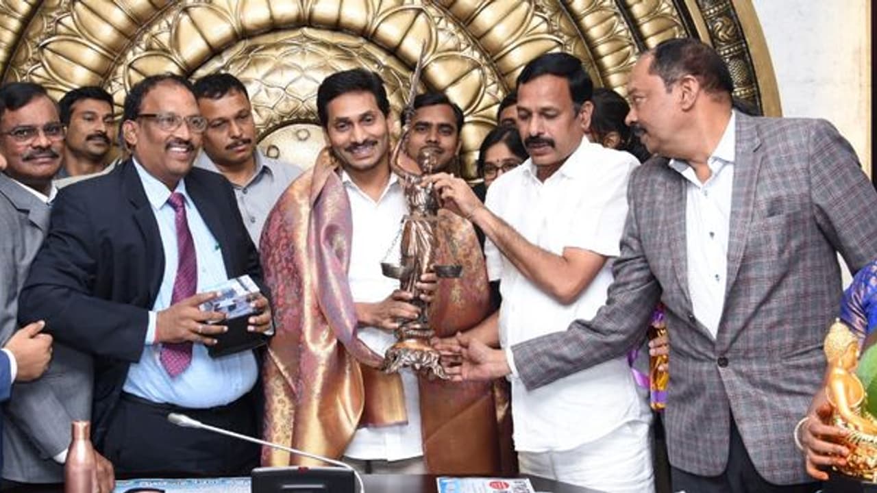 వైఎస్సార్ లా పథకాన్ని ప్రారంభించిన జగన్... న్యాయవాదుల ఖాతాలోకి నగదు వైఎస్సార్ లా పథకాన్ని ప్రారంభించిన జగన్... న్యాయవాదుల ఖాతాలోకి నగదు