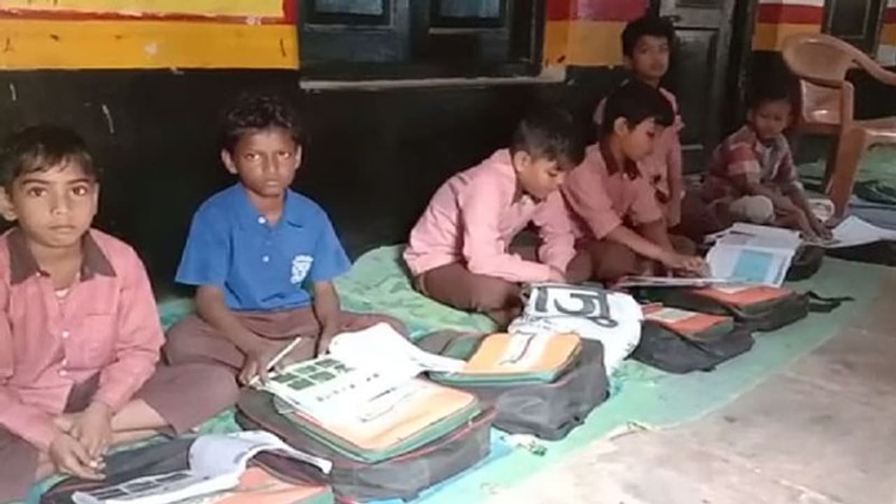 स्वेटर के लिए लखनऊ के परिषदीय स्कूलों के बच्चों को करना पड़ेगा और इन्तजार, सैम्पल भी नहीं भेज सकी कम्पनी स्वेटर के लिए लखनऊ के परिषदीय स्कूलों के बच्चों को करना पड़ेगा और इन्तजार, सैम्पल भी नहीं भेज सकी कम्पनी