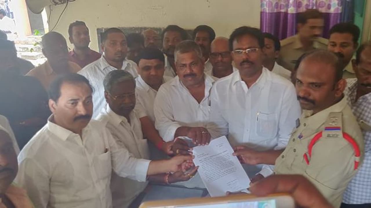 మంత్రికో న్యాయం... సామాన్య మహిళకో న్యాయమా...: పద్మజ అరెస్ట్ పై టిడిపి శ్రేణుల సీరియస్ మంత్రికో న్యాయం... సామాన్య మహిళకో న్యాయమా...: పద్మజ అరెస్ట్ పై టిడిపి శ్రేణుల సీరియస్