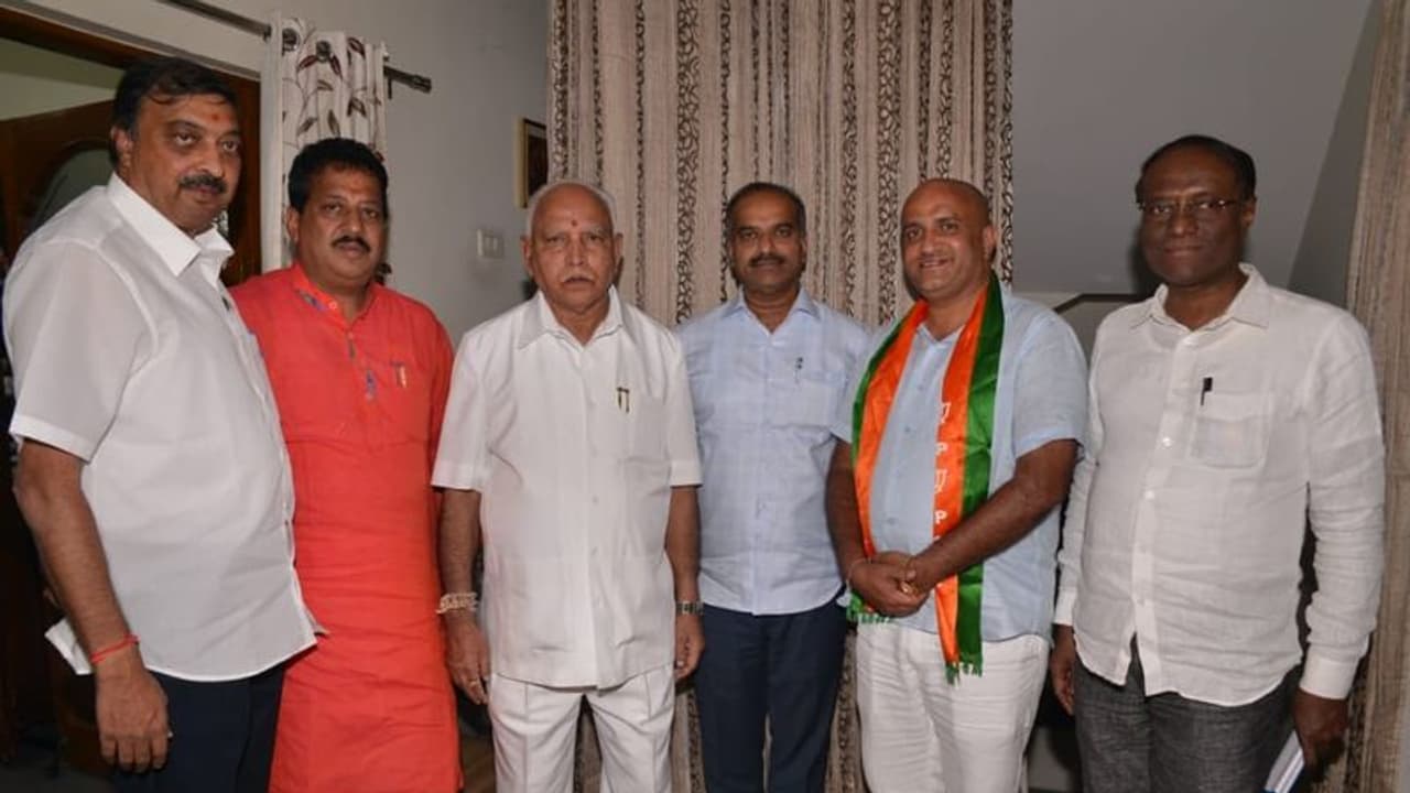 ಬೈ ಎಲೆಕ್ಷನ್ ಕೊನೆ ಘಳಿಗೆಯಲ್ಲಿ ಕಾಂಗ್ರೆಸ್‌ಗೆ ಶಾಕ್: ಬಿಜೆಪಿ ಸೇರಿದ 'ಕೈ' ನಾಯಕ