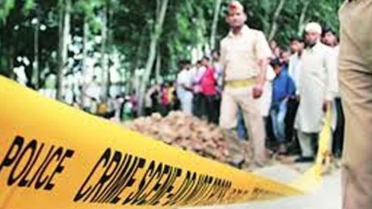 మరో ‘దిశ’...ఒంటిపై దుస్తులు లేకుండా యువతి మృతదేహం.. మరో ‘దిశ’...ఒంటిపై దుస్తులు లేకుండా యువతి మృతదేహం..