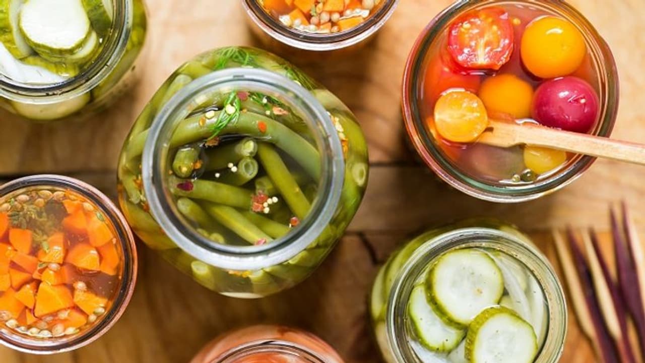 চেটেপুটে আচার খাচ্ছেন তো? নিজের অজান্তেই ডেকে আনছেন তিনটি বিপদ চেটেপুটে আচার খাচ্ছেন তো? নিজের অজান্তেই ডেকে আনছেন তিনটি বিপদ