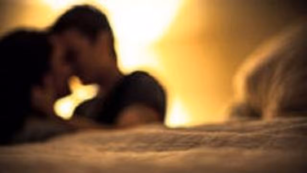 అమ్మకి ఇద్దరితో అక్రమ సంబంధం.. ఇంట్లో బంధించి... అమ్మకి ఇద్దరితో అక్రమ సంబంధం.. ఇంట్లో బంధించి...