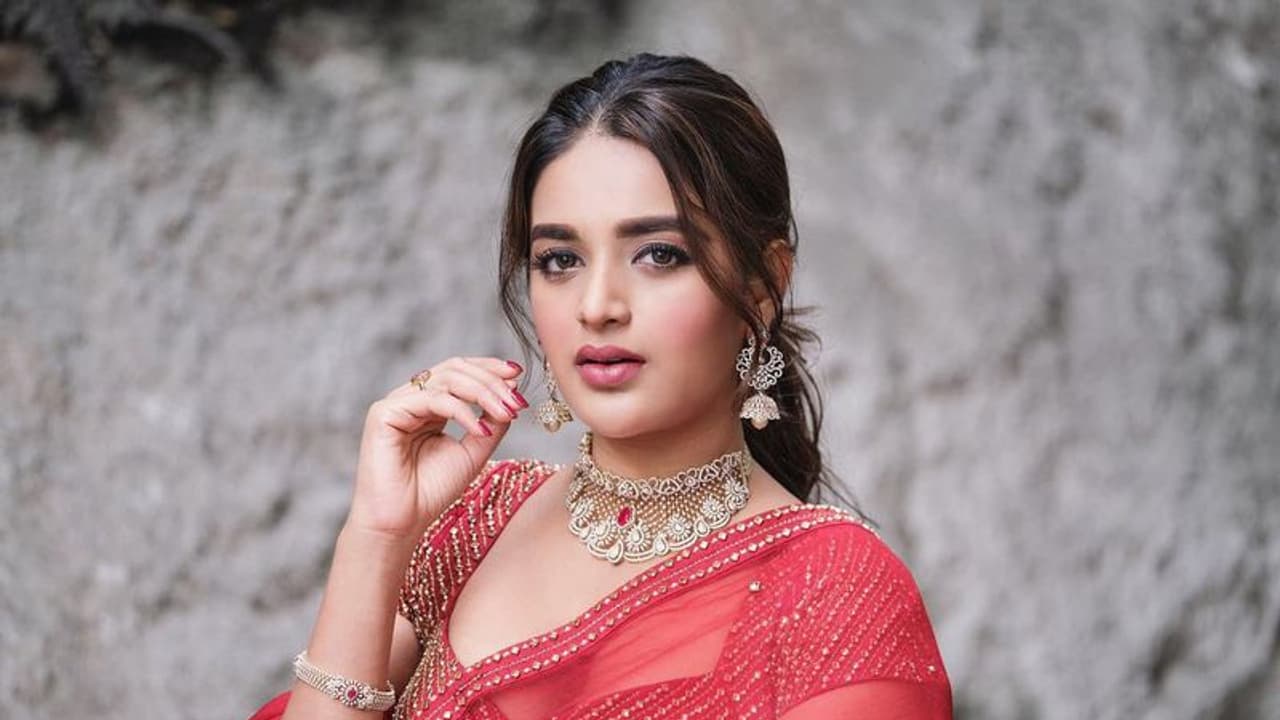 ஹோம்லி லுக்கிலும் இவ்வளவு கவர்ச்சியா! செந்நிற ஆடையில் கிறங்கடிக்கும் ஜெயம்ரவி பட ஹீரோயின்! லைக்சை அள்ளும் க்யூட் புகைப்படங்கள்! ஹோம்லி லுக்கிலும் இவ்வளவு கவர்ச்சியா! செந்நிற ஆடையில் கிறங்கடிக்கும் ஜெயம்ரவி பட ஹீரோயின்! லைக்சை அள்ளும் க்யூட் புகைப்படங்கள்!