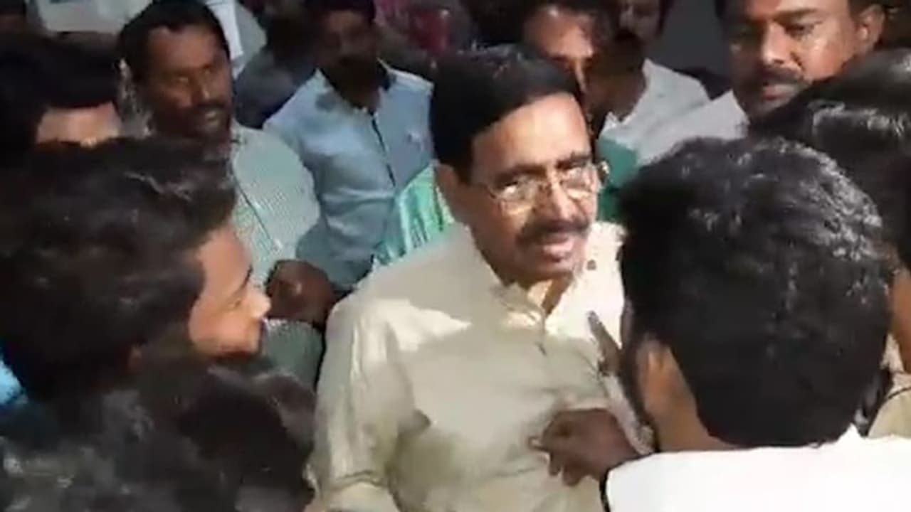 నారాయణ, పత్తిపాటిలపై కేసు: బాబు మాజీ పీఎస్ ఇంట్లో రెండో రోజూ సోదాలు నారాయణ, పత్తిపాటిలపై కేసు: బాబు మాజీ పీఎస్ ఇంట్లో రెండో రోజూ సోదాలు