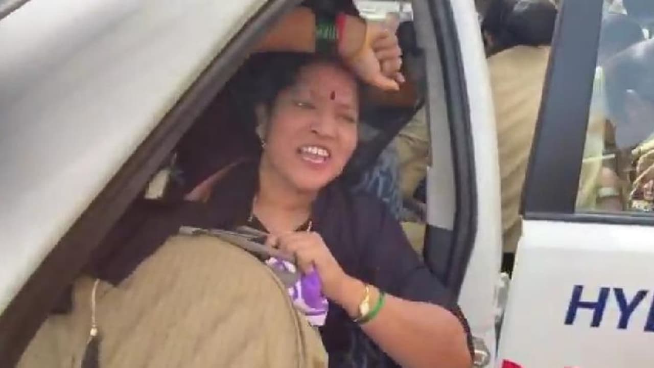 జస్టిస్ ఫర్ దిశ: ప్రగతి భవన్ ముట్టడికి యత్నించిన తృప్తి దేశాయ్ అరెస్ట్