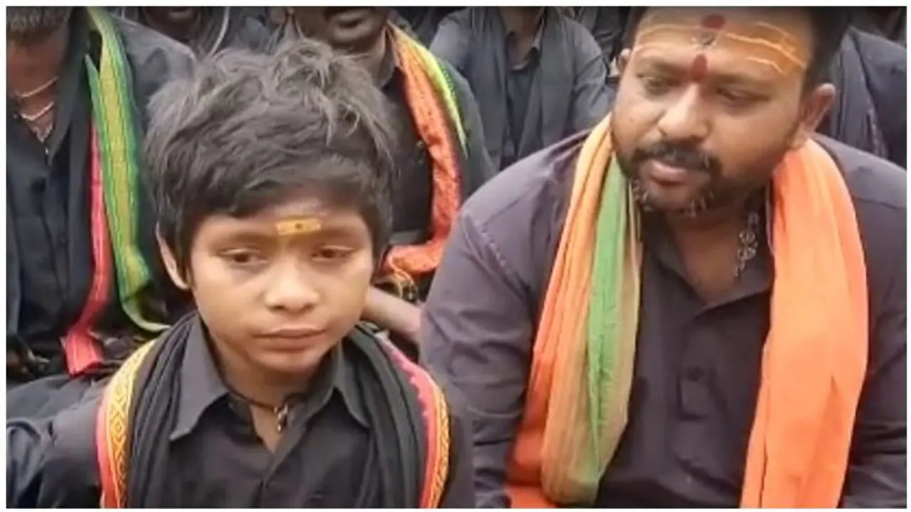 சபரிமலைக்கு மாலை போட்ட மாணவன் பள்ளிக்கு வரத்தடை... அடித்து நொறுக்கிய ஐயப்ப பக்தர்கள்..! சபரிமலைக்கு மாலை போட்ட மாணவன் பள்ளிக்கு வரத்தடை... அடித்து நொறுக்கிய ஐயப்ப பக்தர்கள்..!