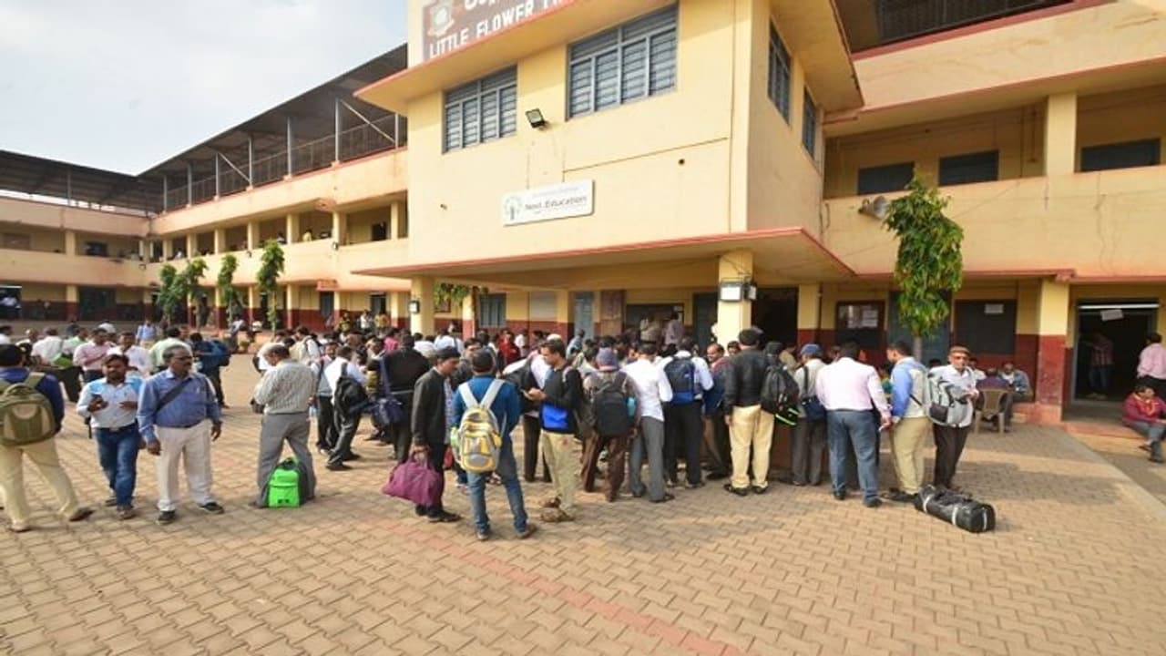 ಪ್ರವೇಶ ಶುಲ್ಕ ಕಟ್ಟದ ವಿದ್ಯಾರ್ಥಿಗಳನ್ನ ಶಾಲೆಯಿಂದ ಹೊರಹಾಕಿದ ಮುಖ್ಯೋಪಾಧ್ಯಾಯ!