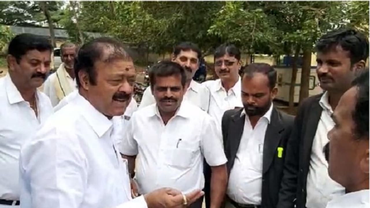 ಕಾಲ್ನಡಿಗೆ ಮೂಲಕ ಪ್ರಚಾರಕ್ಕಿಳಿದ ಬಿಜೆಪಿ ಅಭ್ಯರ್ಥಿ ಕಾಲ್ನಡಿಗೆ ಮೂಲಕ ಪ್ರಚಾರಕ್ಕಿಳಿದ ಬಿಜೆಪಿ ಅಭ್ಯರ್ಥಿ