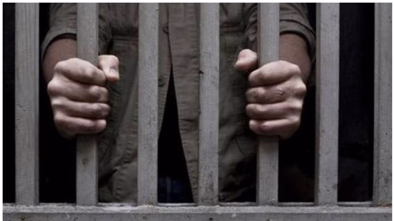 വാക്കുതര്ക്കത്തിനിടെ അയല്വാസിക്ക് നേരെ ആസിഡൊഴിച്ചു; യുകെയില് ഇന്ത്യക്കാരന് 20 വര്ഷം തടവ് വാക്കുതര്ക്കത്തിനിടെ അയല്വാസിക്ക് നേരെ ആസിഡൊഴിച്ചു; യുകെയില് ഇന്ത്യക്കാരന് 20 വര്ഷം തടവ്