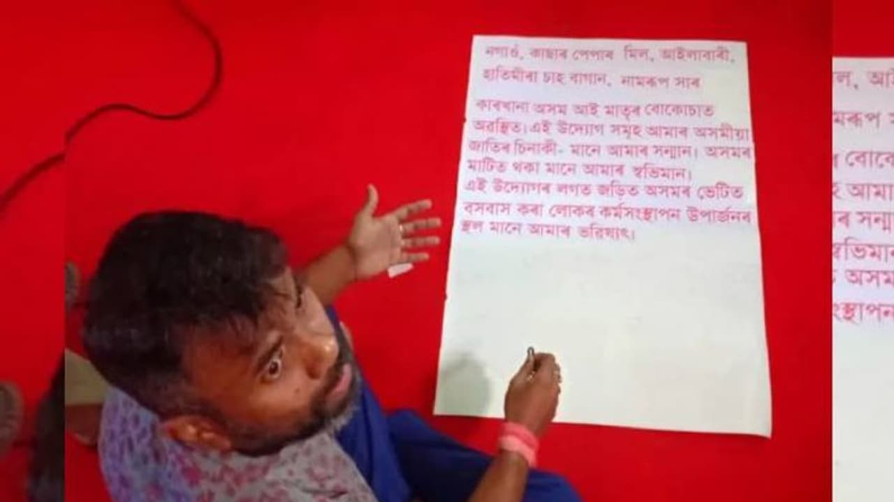 ബിജെപി സർക്കാരിനെതിരെ രക്തം കൊണ്ട് മുദ്രാവാക്യമെഴുതി പ്രതിഷേധിച്ച് കോൺഗ്രസ് എംഎൽഎ ബിജെപി സർക്കാരിനെതിരെ രക്തം കൊണ്ട് മുദ്രാവാക്യമെഴുതി പ്രതിഷേധിച്ച് കോൺഗ്രസ് എംഎൽഎ