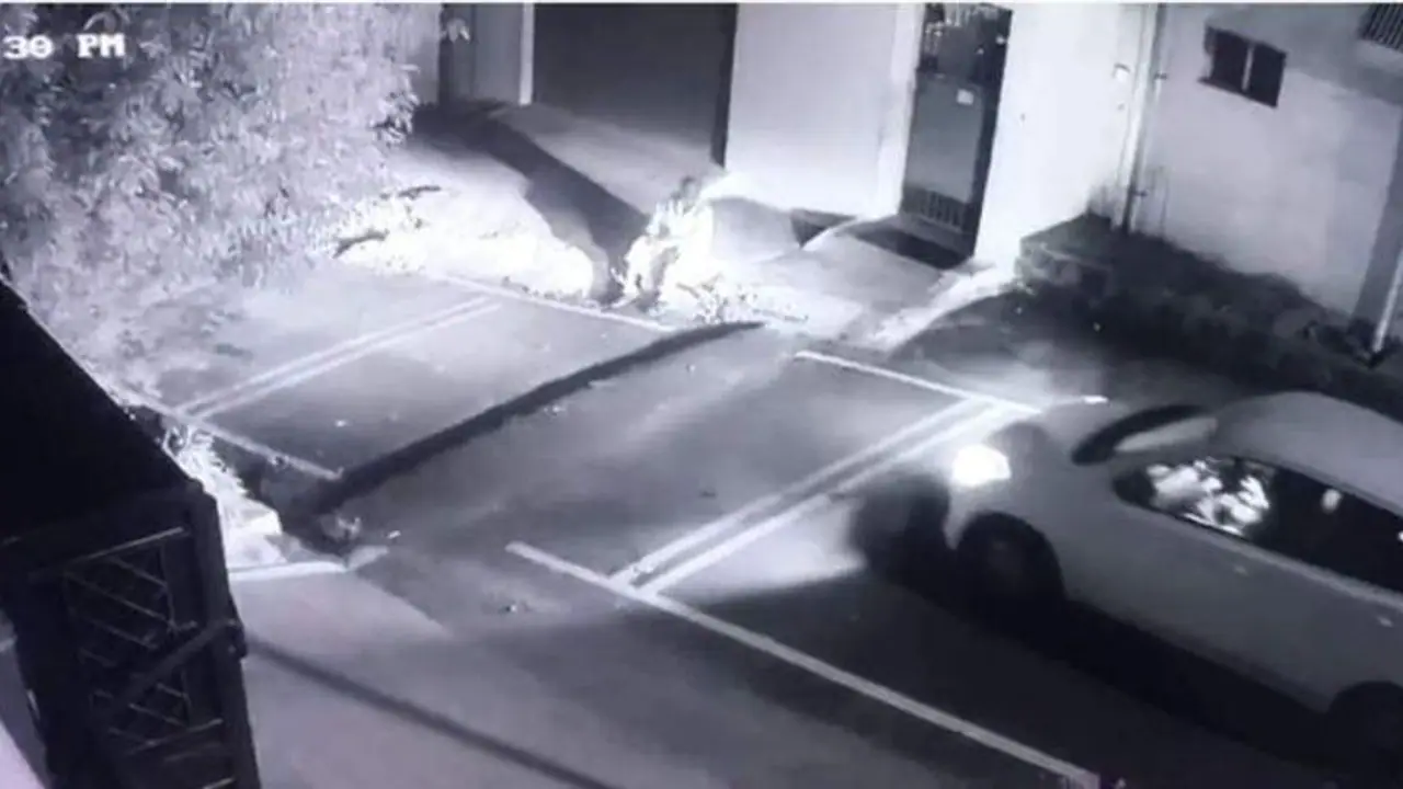 தாறுமாறாக காரை ஓட்டிய 13 வயது சிறுமி..! முதியவர் மீது மோதி பயங்கர விபத்து..! தாறுமாறாக காரை ஓட்டிய 13 வயது சிறுமி..! முதியவர் மீது மோதி பயங்கர விபத்து..!