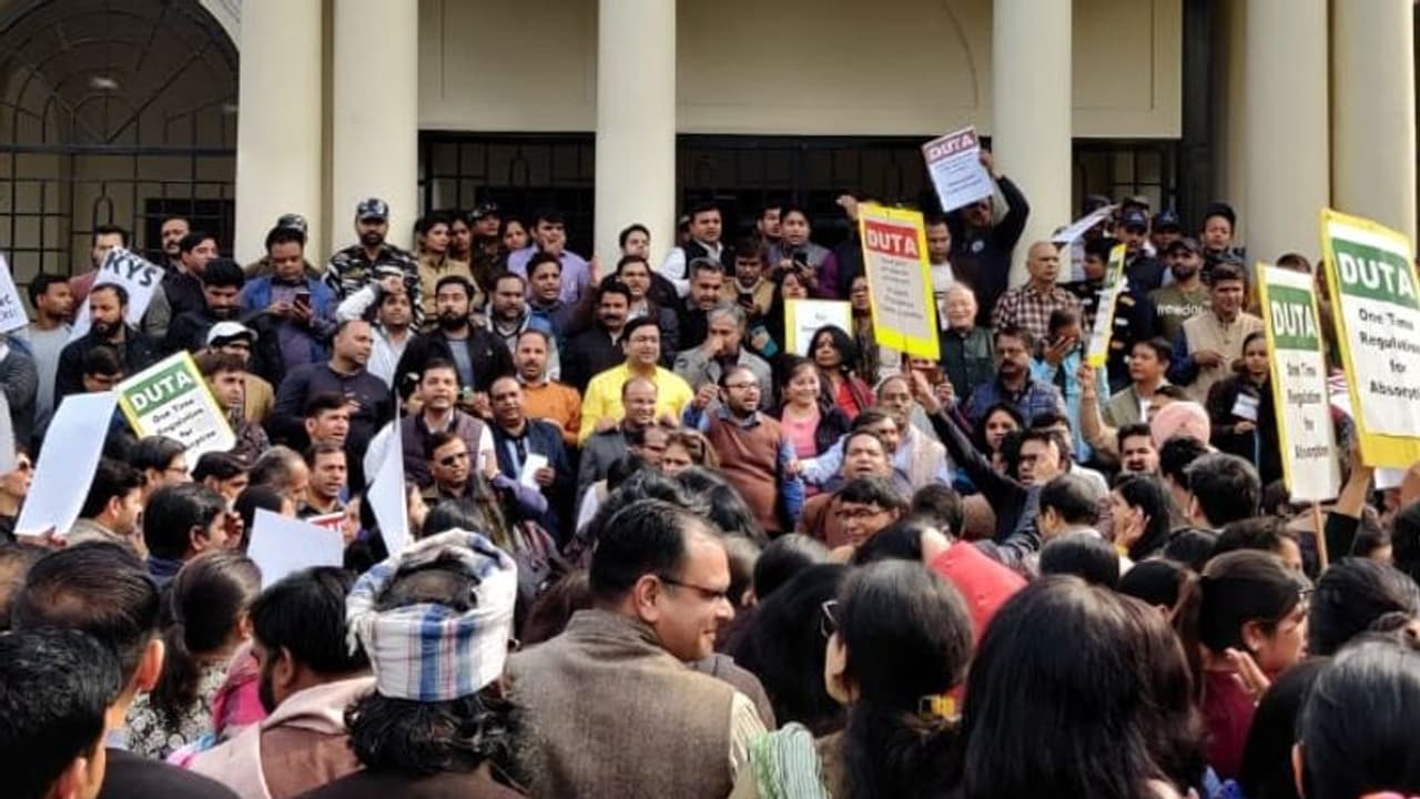 स्थायी पदों पर गेस्ट फैकल्टी की नियुक्ति पर बवाल, डीयू में वीसी कार्यालय का किया घेराव स्थायी पदों पर गेस्ट फैकल्टी की नियुक्ति पर बवाल, डीयू में वीसी कार्यालय का किया घेराव