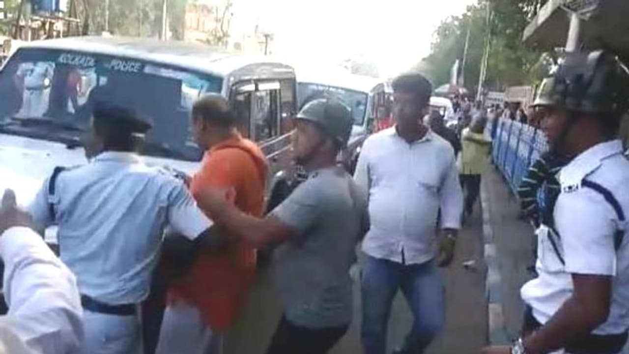 সংগঠনের কর্মীকে প্রকাশ্যে গুলি, হিন্দু জাগরণ মঞ্চের মিছিল ঘিরে উত্তাল ধর্মতলা সংগঠনের কর্মীকে প্রকাশ্যে গুলি, হিন্দু জাগরণ মঞ্চের মিছিল ঘিরে উত্তাল ধর্মতলা