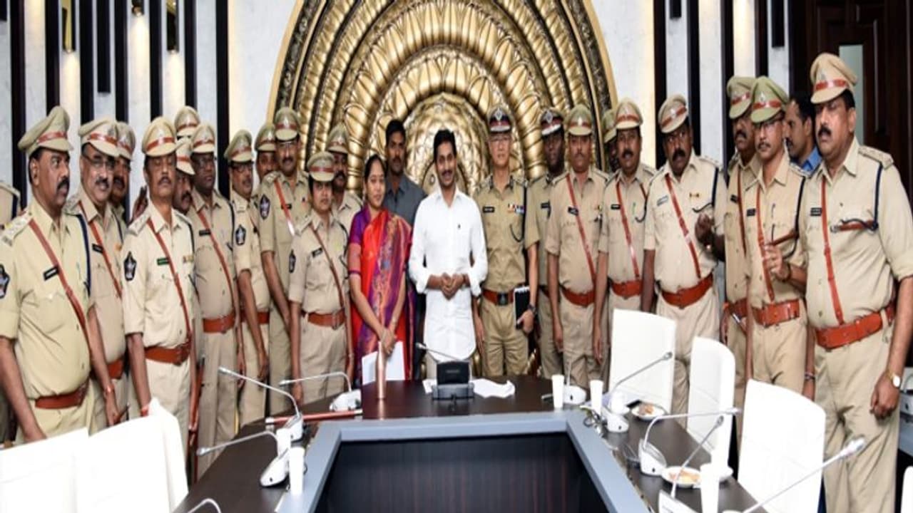 పక్షపాతం లేకుండా ప్రమోషన్లు...సీఎం జగన్ ను కలిసిన ఏఎస్పీలు పక్షపాతం లేకుండా ప్రమోషన్లు...సీఎం జగన్ ను కలిసిన ఏఎస్పీలు