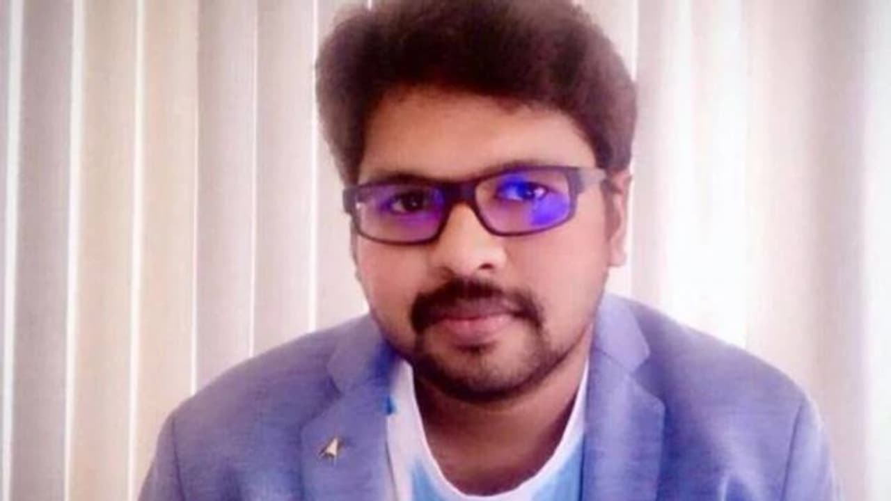 'സ്ത്രീകള് കോണ്ടം കൈയില് കരുതണം, ബലാത്സംഗത്തോട് സഹകരിക്കണം'; വിവാദപരാമർശവുമായി യുവസംവിധായകന് 'സ്ത്രീകള് കോണ്ടം കൈയില് കരുതണം, ബലാത്സംഗത്തോട് സഹകരിക്കണം'; വിവാദപരാമർശവുമായി യുവസംവിധായകന്