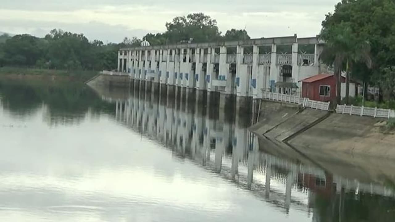 நிரம்பி வழியும் சென்னை ஏரிகள்..! தண்ணீர் பஞ்சத்திற்கு இப்போதைக்கு டாட்டா..! நிரம்பி வழியும் சென்னை ஏரிகள்..! தண்ணீர் பஞ்சத்திற்கு இப்போதைக்கு டாட்டா..!