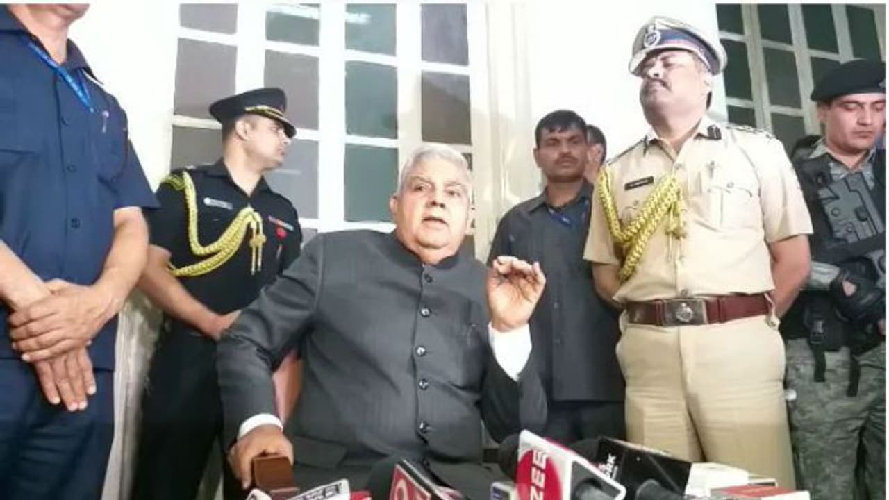 তালাবন্ধ উপাচার্যের ঘর, কলকাতা বিশ্ববিদ্যালয়ে গিয়ে 'অপমানিত' রাজ্যপাল তালাবন্ধ উপাচার্যের ঘর, কলকাতা বিশ্ববিদ্যালয়ে গিয়ে 'অপমানিত' রাজ্যপাল