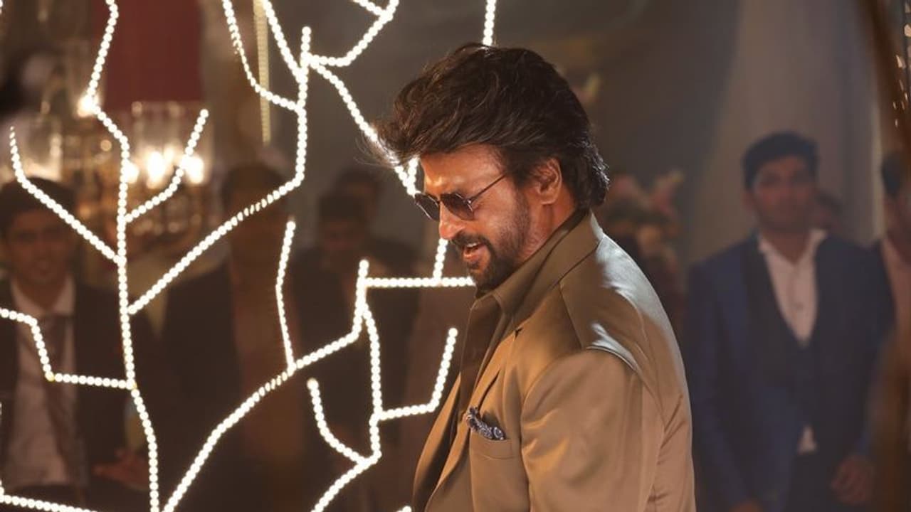 நேரு ஸ்டேடியத்தை சுற்றிவளைத்த சூப்பர் ஸ்டார் ஃபேன்ஸ்... இன்னைக்கு ஏதாவது அதிசயம் நடக்குமா என எதிர்பார்ப்பு...!