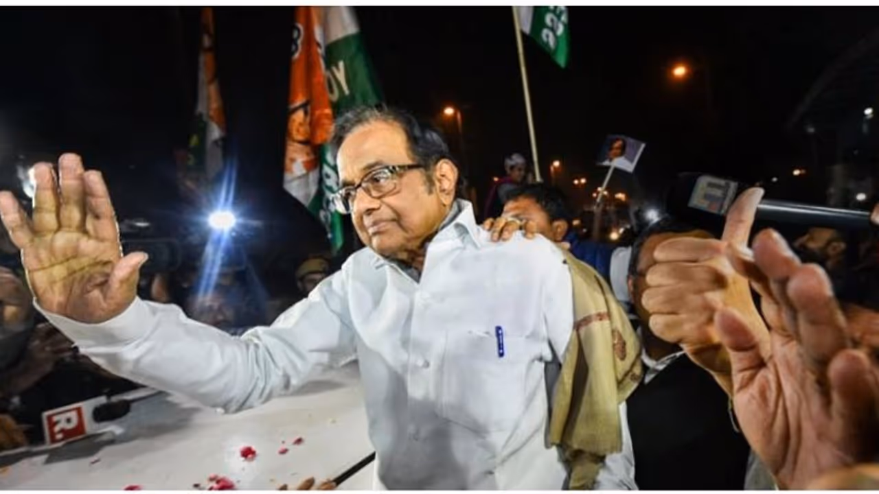 106 நாட்களுக்கு பிறகு திஹாரிலிருந்து வெளியேவந்த ப.சிதம்பரம்... காங்கிரஸ் தொண்டர்கள் உற்சாக வரவேற்பு! 106 நாட்களுக்கு பிறகு திஹாரிலிருந்து வெளியேவந்த ப.சிதம்பரம்... காங்கிரஸ் தொண்டர்கள் உற்சாக வரவேற்பு!