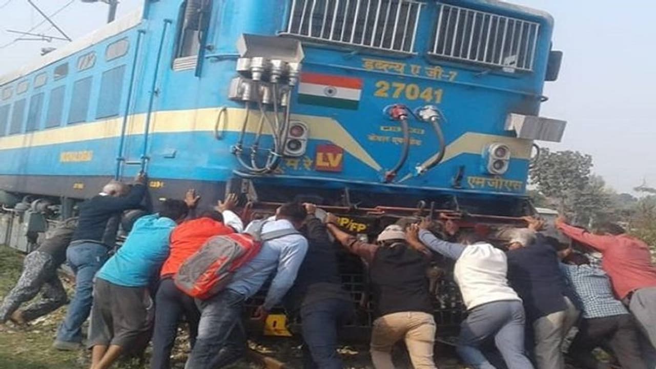 बिजली ट्रैक से आगे निकलकर फंसा मालगाड़ी का इंजन, यात्रियों ने लगाया धक्का बिजली ट्रैक से आगे निकलकर फंसा मालगाड़ी का इंजन, यात्रियों ने लगाया धक्का