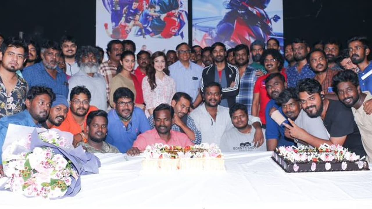 கொளுத்துடா பட்டாச... முடிஞ்சது தனுஷ் பட ஷூட்டிங்... கேக் வெட்டி கொண்டாடிய படக்குழு... பட்டாஸ் குறித்து லேட்டஸ்ட் அப்டேட்...!