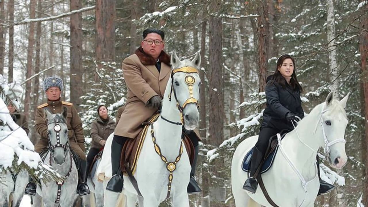 खूबसूरत पत्नी के साथ घूमने निकला क्रूर तानाशाह, नाम सुनकर ही डर से कांपते हैं लोग खूबसूरत पत्नी के साथ घूमने निकला क्रूर तानाशाह, नाम सुनकर ही डर से कांपते हैं लोग