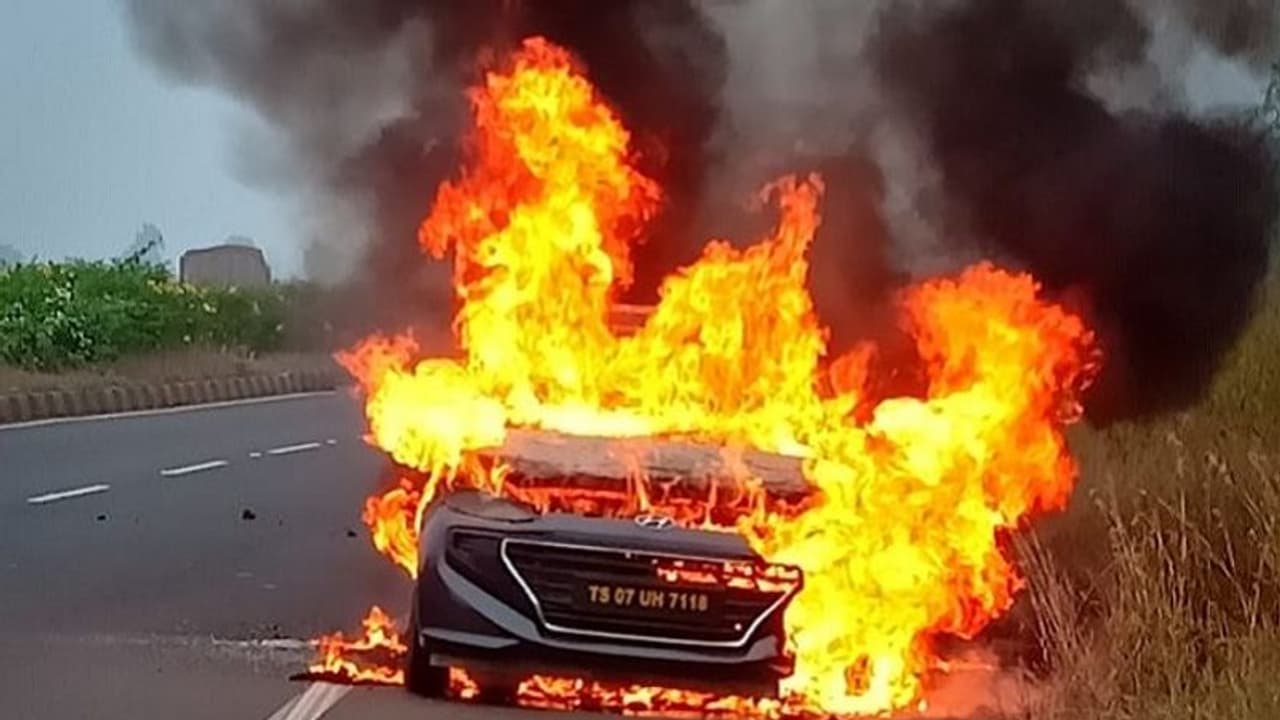 ರಸ್ತೆ ಮಧ್ಯೆ ಹೊತ್ತಿ ಉರಿದ ಕಾರು, ಮಹಿಳೆ ಸಜೀವ ದಹನ