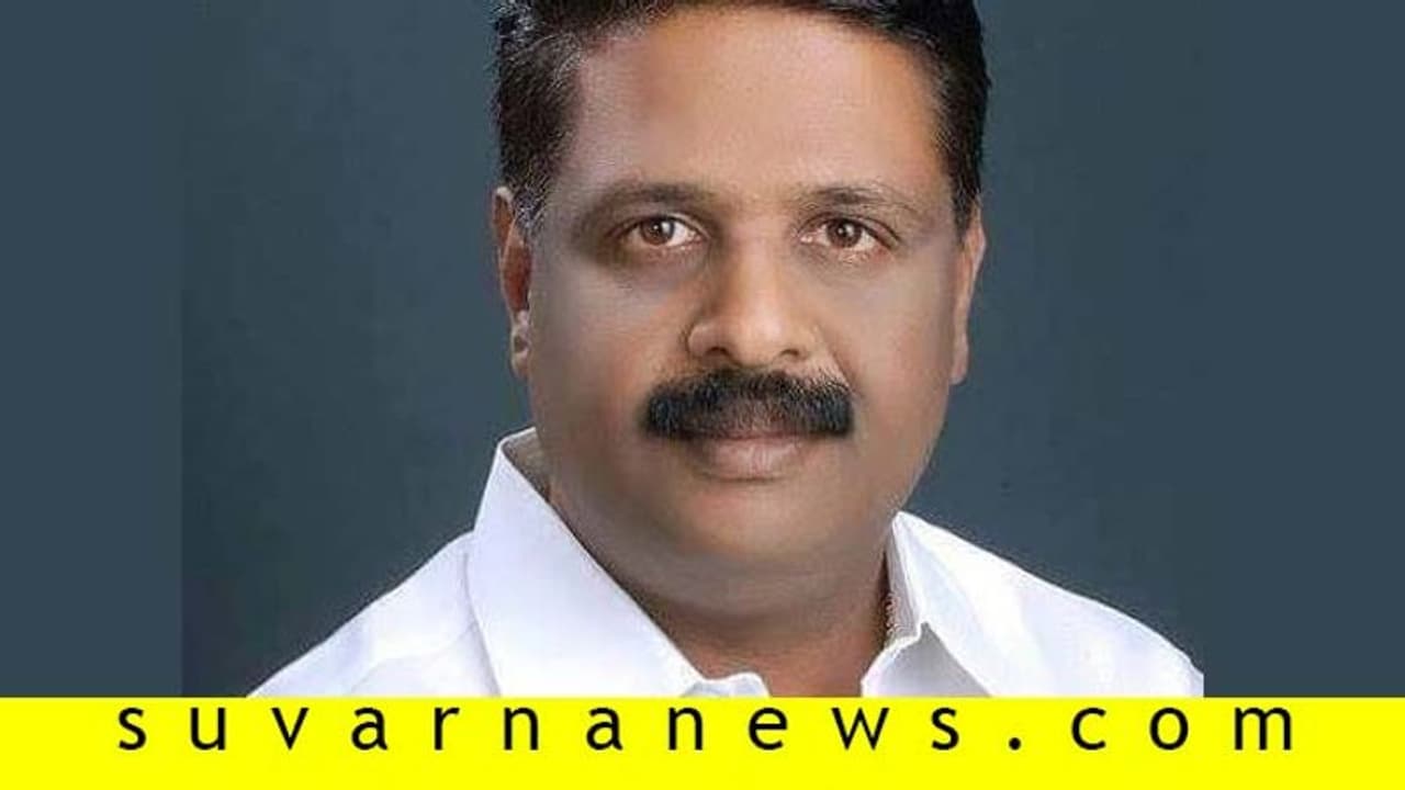 ಮತದಾರರಿಗೆ ಮಂಡಕ್ಕಿ, ಬಾಳೆ ಹಣ್ಣು ಹಂಚಿದ 'ಕೈ' ಅಭ್ಯರ್ಥಿ ಮಂಗಸೂಳಿ