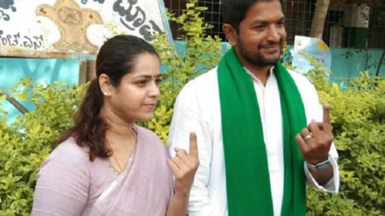 ಹೊಸಕೋಟೆ BJP, ಕಾಂಗ್ರೆಸ್ ಅಭ್ಯರ್ಥಿಗಳಿಲ್ಲ ತಮ್ಮ ಪರ ಮತ ಹಾಕೋ ಅವಕಾಶ ಹೊಸಕೋಟೆ BJP, ಕಾಂಗ್ರೆಸ್ ಅಭ್ಯರ್ಥಿಗಳಿಲ್ಲ ತಮ್ಮ ಪರ ಮತ ಹಾಕೋ ಅವಕಾಶ