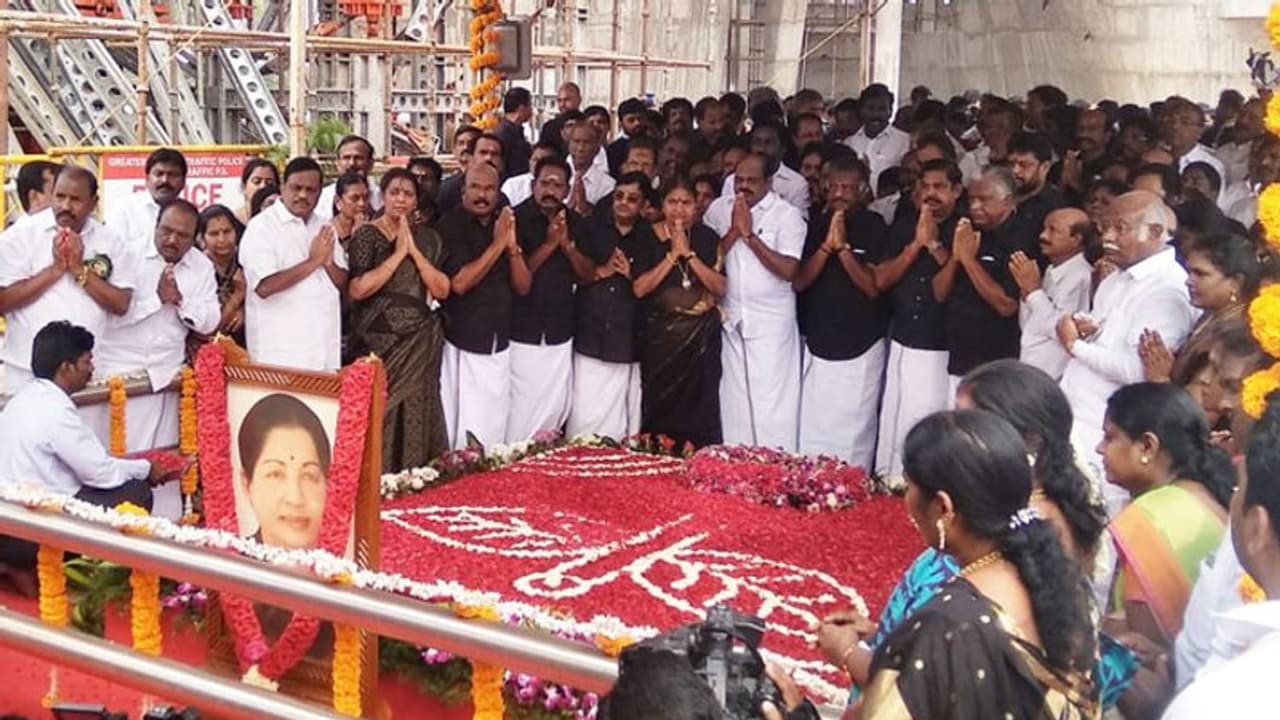 ஜெயலலிதா சமாதியில் எடப்பாடியுடன் ஆஜரான ஓபிஎஸ்... 3 ஆண்டுகள் கடந்தும் நீங்காத மர்மம்..! ஜெயலலிதா சமாதியில் எடப்பாடியுடன் ஆஜரான ஓபிஎஸ்... 3 ஆண்டுகள் கடந்தும் நீங்காத மர்மம்..!