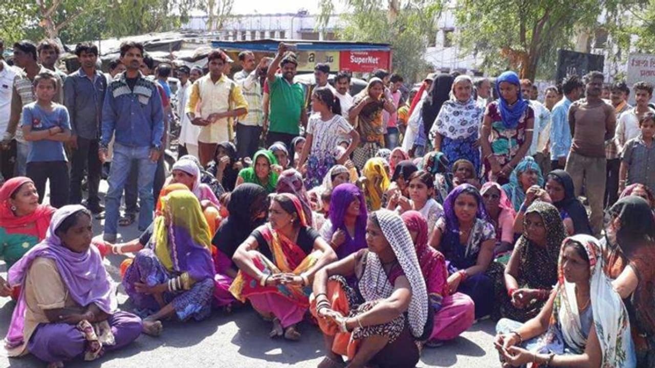 काम का पैसा मांगने गया था मजदूर, JCB से कुचला; मौत के बाद जमकर हुआ बवाल काम का पैसा मांगने गया था मजदूर, JCB से कुचला; मौत के बाद जमकर हुआ बवाल