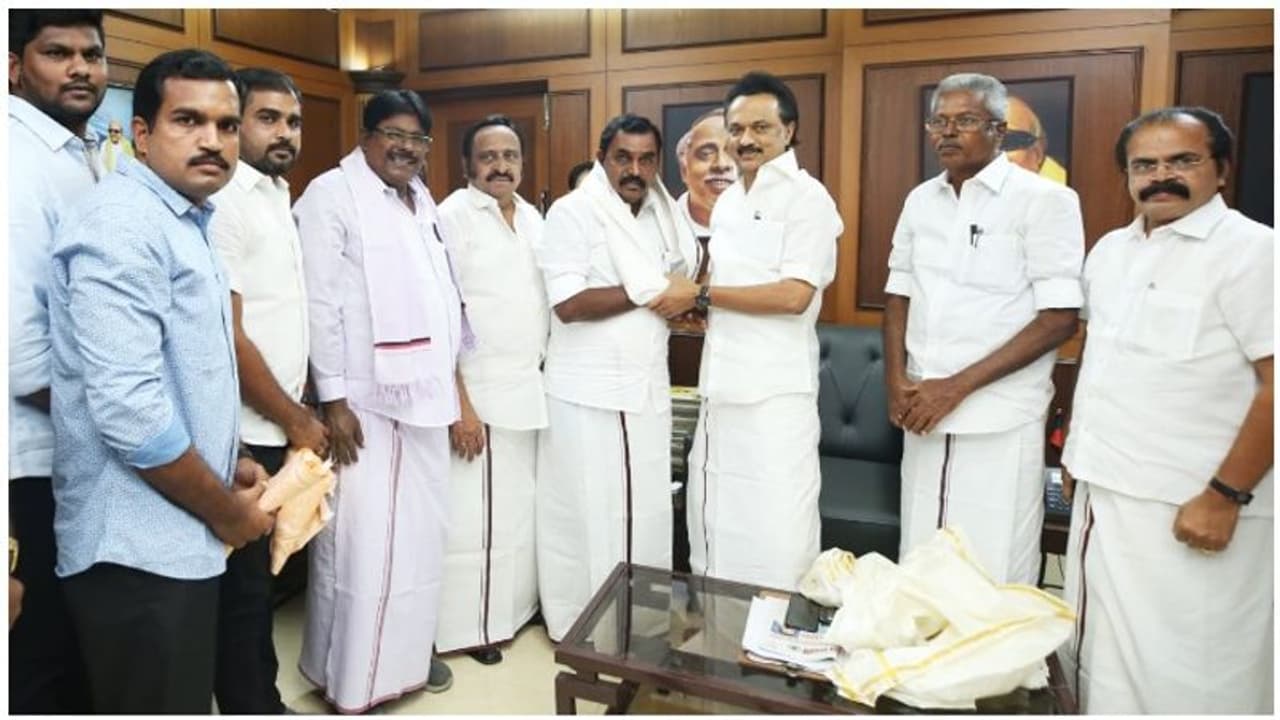 திமுகவில் இணைந்தார் எடப்பாடியாரின் தம்பி... அதிமுகவினர் அதிர்ச்சி..! திமுகவில் இணைந்தார் எடப்பாடியாரின் தம்பி... அதிமுகவினர் அதிர்ச்சி..!