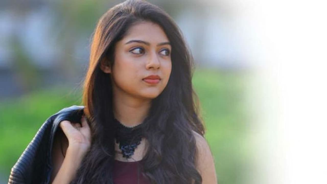 அக்கா, தங்கைகளுக்கு இதை பரிசாக கொடுங்கள்... அண்ணன், தம்பிகளுக்கு "பிகில்" பட நடிகை கோரிக்கை...!