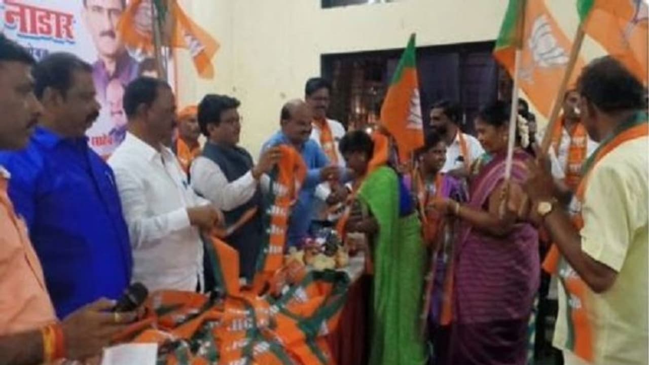 ಉದ್ಧವ್ ಮೇಲಿನ ಬೇಸರ: ಶಿವಸೇನೆ ತ್ಯಜಿಸಿ ಬಿಜೆಪಿ ಸೇರಿದ 400 ಕಾರ್ಯಕರ್ತರು! ಉದ್ಧವ್ ಮೇಲಿನ ಬೇಸರ: ಶಿವಸೇನೆ ತ್ಯಜಿಸಿ ಬಿಜೆಪಿ ಸೇರಿದ 400 ಕಾರ್ಯಕರ್ತರು!