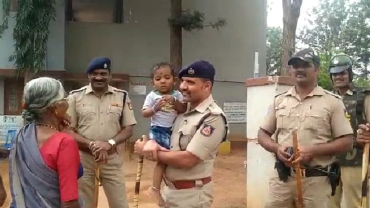 ಭದ್ರತಾ ಕರ್ತವ್ಯದ ನಡುವೆಯೂ ಮಗುವನ್ನು ಎತ್ತಿ ಆಡಿಸಿದ ಎಸ್ಪಿ ಭದ್ರತಾ ಕರ್ತವ್ಯದ ನಡುವೆಯೂ ಮಗುವನ್ನು ಎತ್ತಿ ಆಡಿಸಿದ ಎಸ್ಪಿ