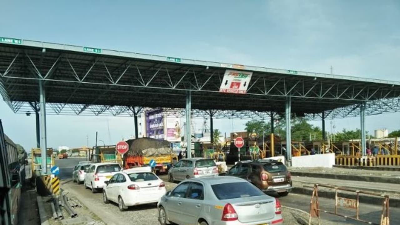 టోల్ ప్లాజా వద్ద ఎమ్మెల్సీ నర్సిరెడ్డికి చేదు అనుభవం: బైఠాయింపు టోల్ ప్లాజా వద్ద ఎమ్మెల్సీ నర్సిరెడ్డికి చేదు అనుభవం: బైఠాయింపు