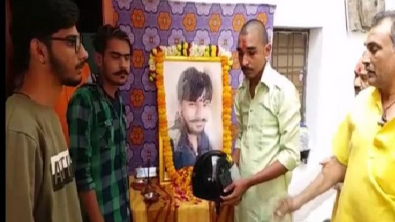 ಮಗನ ತಿಥಿಯ ದಿನ 51 ಹೆಲ್ಮೆಟ್‌ ದಾನ ಮಾಡಿದ ತಂದೆ