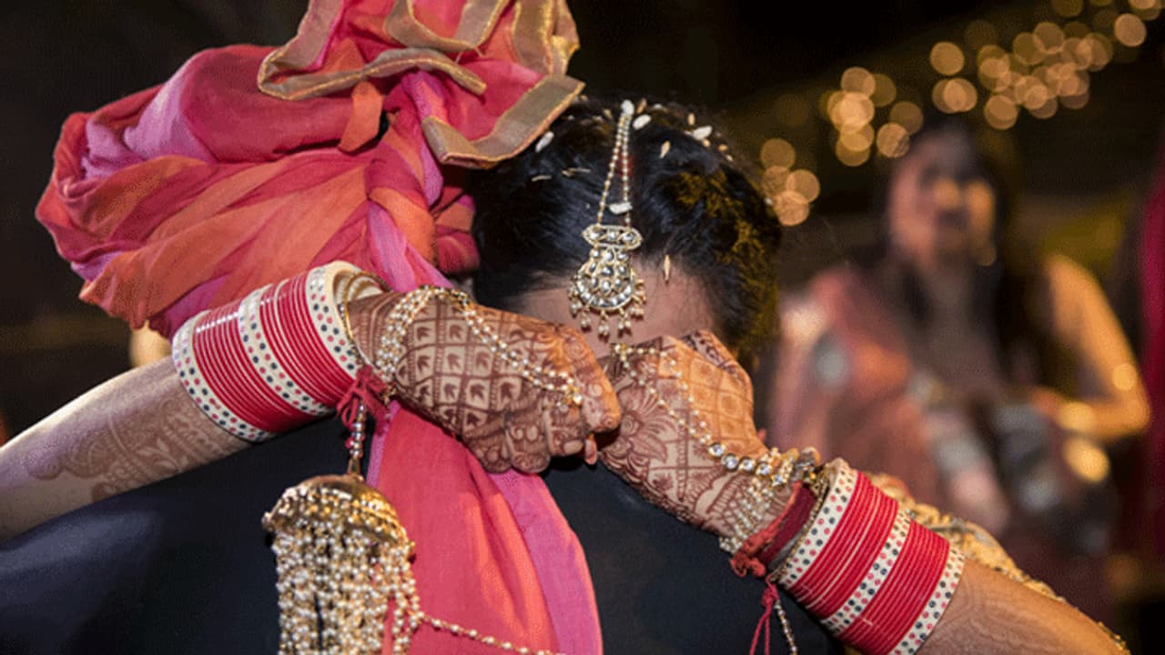 पत्नी को पढ़ाने पति ने छोड़ दी अपनी पढ़ाई, लेकिन जॉब लगते ही किसी और की दुल्हन बन गई वो पत्नी को पढ़ाने पति ने छोड़ दी अपनी पढ़ाई, लेकिन जॉब लगते ही किसी और की दुल्हन बन गई वो